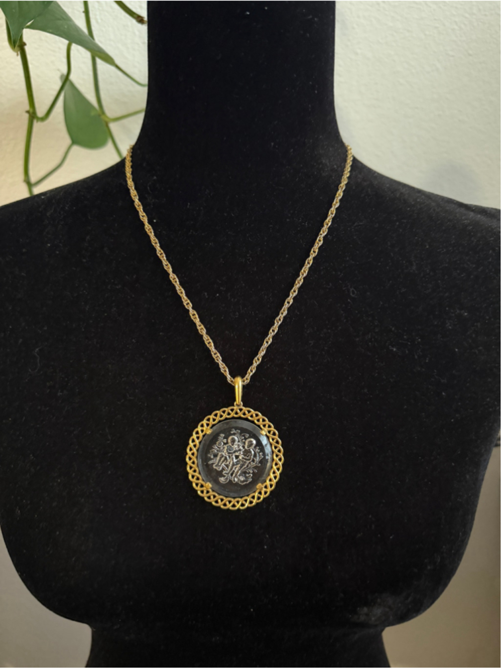 Vintage Reverse Carved Intaglio Glass Cherub Pendant Necklace Gold Tone Romantic